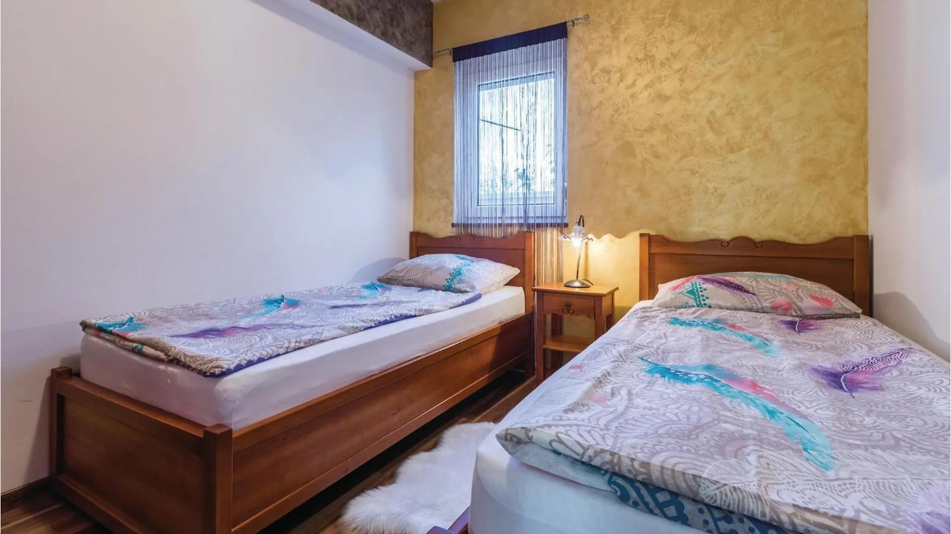 2 Bedroom Nice Apartment In Πόρετς Κροατία