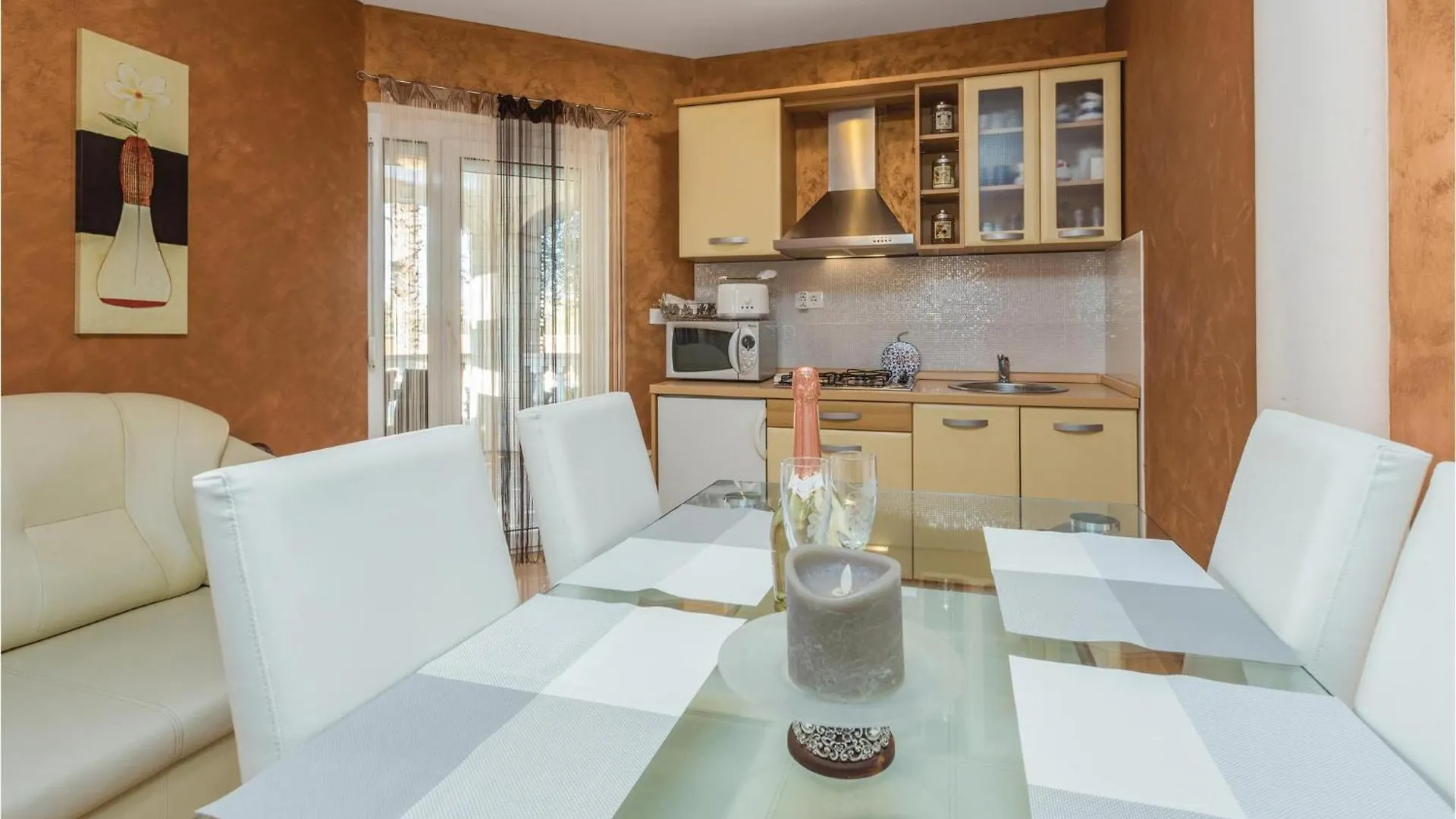 2 Bedroom Nice Apartment In Πόρετς
