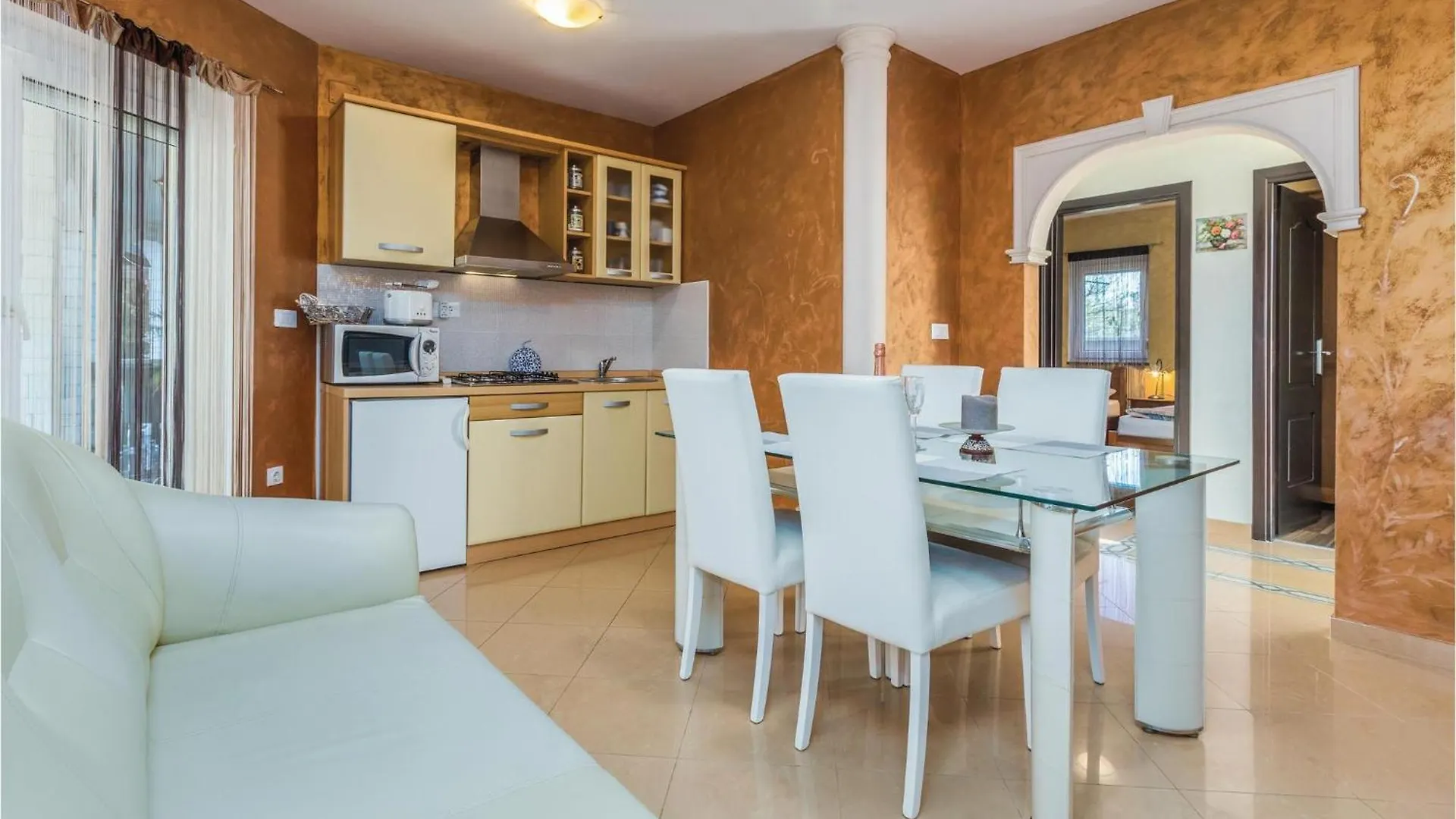 2 Bedroom Nice Apartment In Πόρετς
