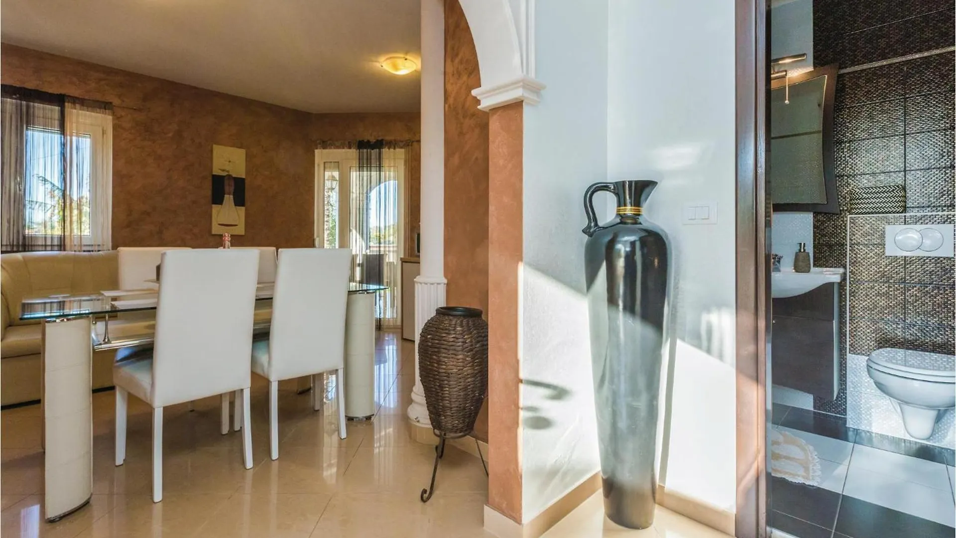 2 Bedroom Nice Apartment In Πόρετς Κροατία