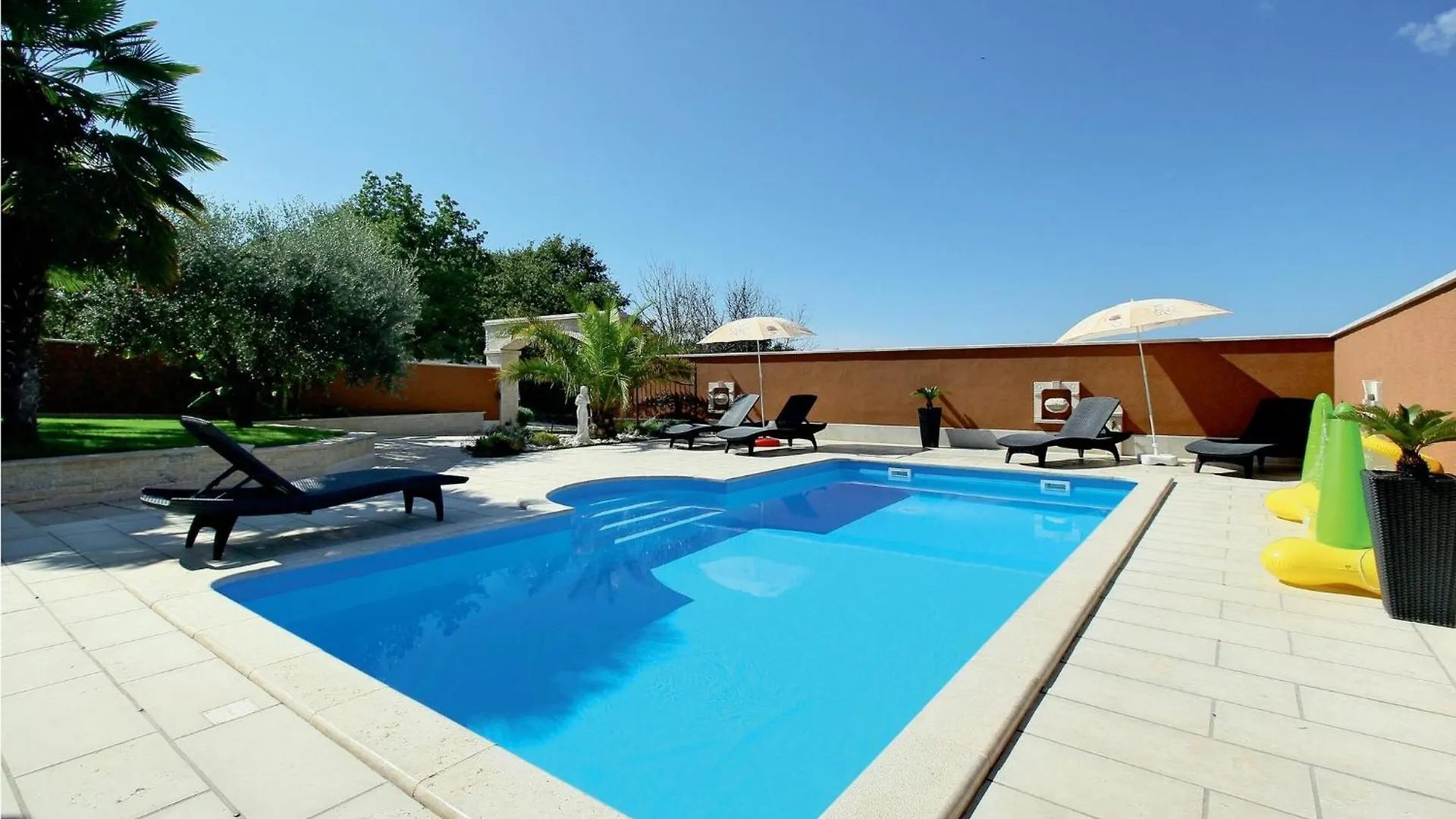 2 Bedroom Nice Apartment In Porec