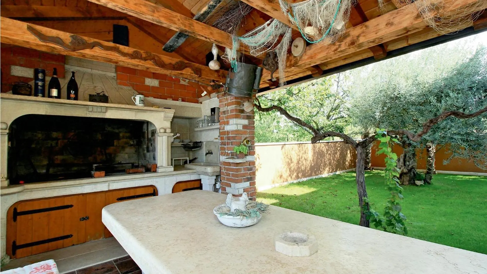 2 Bedroom Nice Apartment In Πόρετς Κροατία