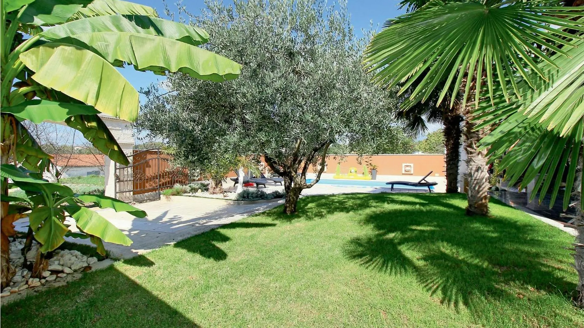 2 Bedroom Nice Apartment In Πόρετς 0*,  Κροατία