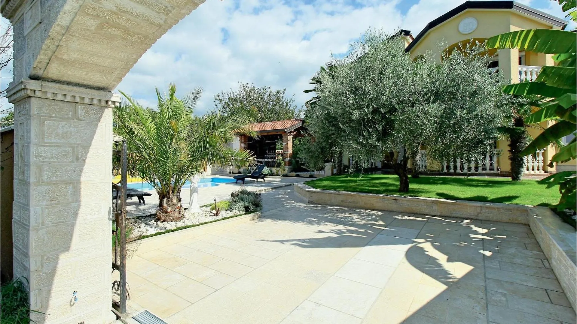 2 Bedroom Nice Apartment In Πόρετς